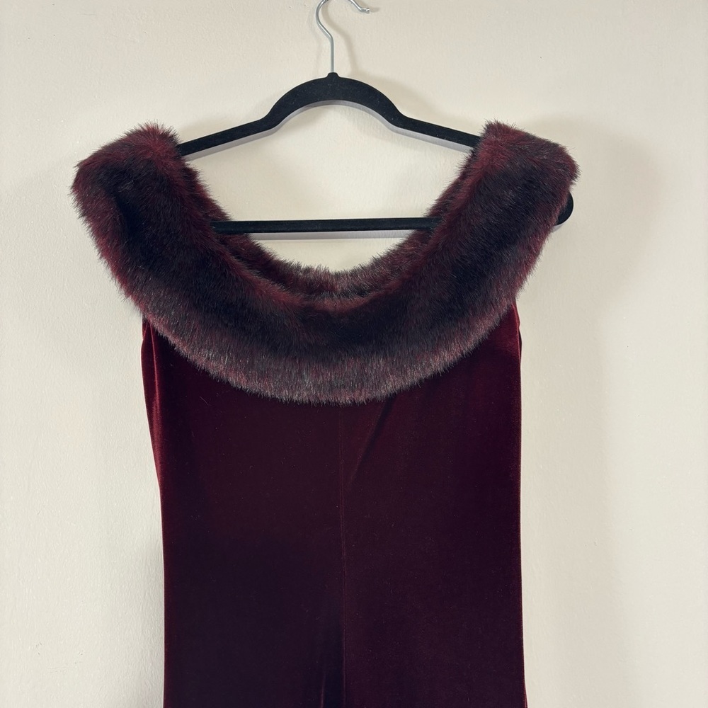 Jeffrey & Dara Evenings
By Tom Barra Burgundy
Maxi Velvet Faux Fur
Dress Size 8